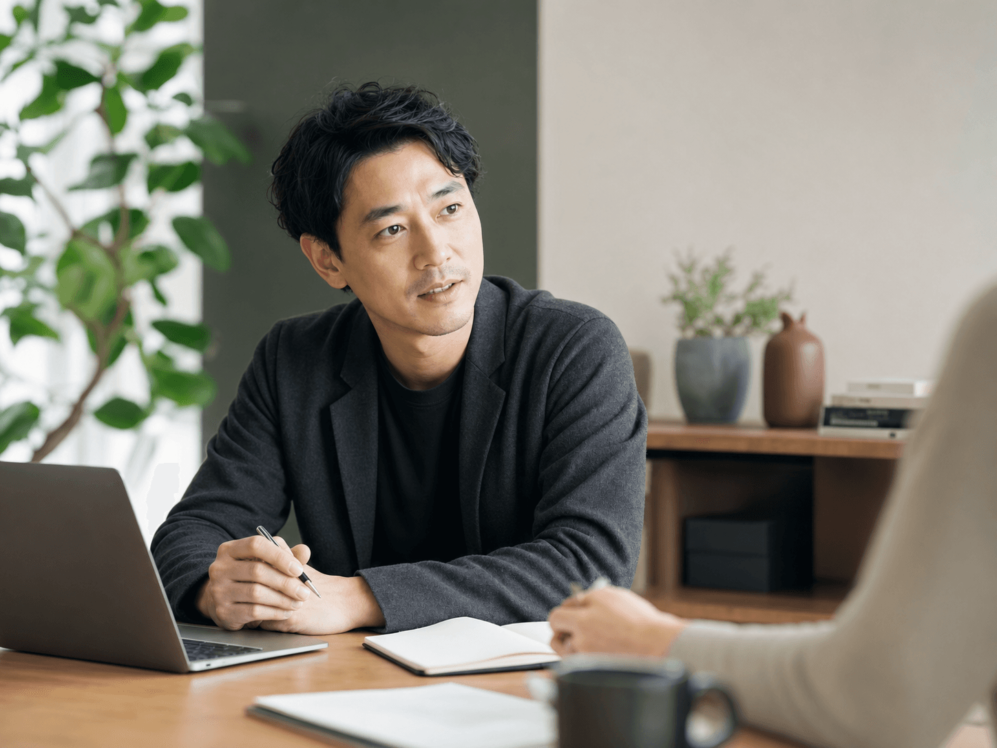 開発相談で相手の話を聞く技術相談役のイメージ
